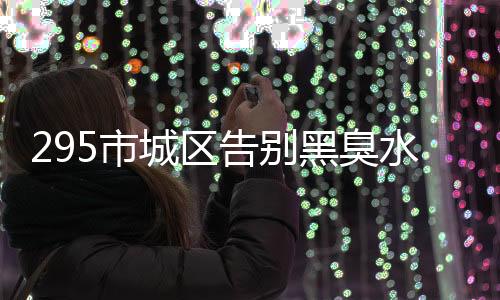 饲养员在喂食丹顶鹤